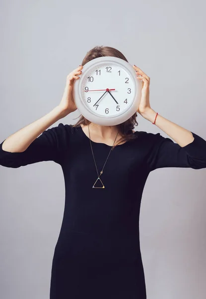 Mädchen Mit Uhr Auf Grauem Hintergrund — Stockfoto