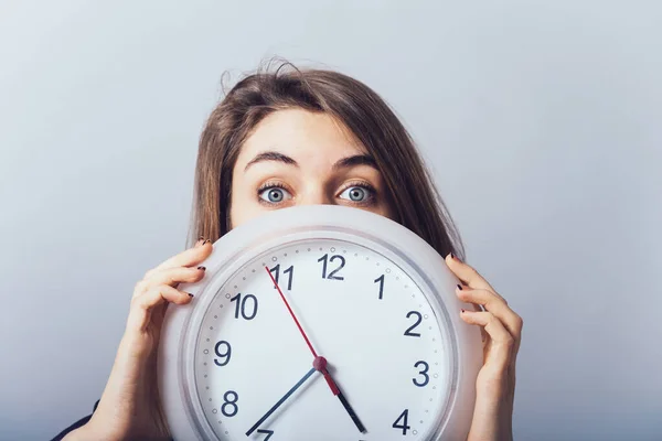 Mädchen Mit Uhr Auf Grauem Hintergrund — Stockfoto