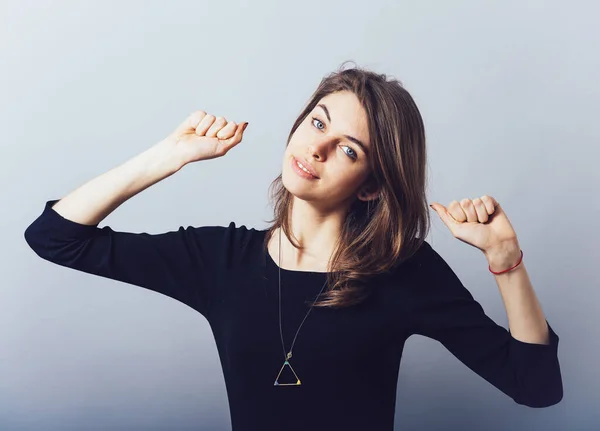 Mädchen Streckt Sich Auf Grauem Hintergrund — Stockfoto