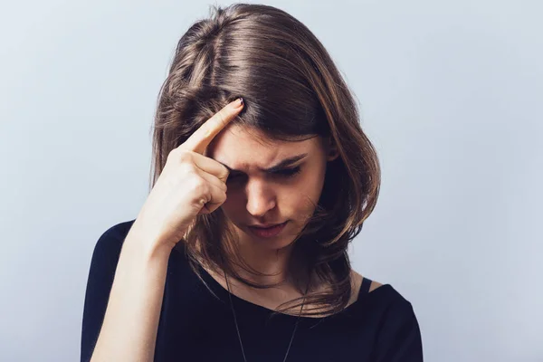 Mädchen Denken Auf Grauem Hintergrund — Stockfoto