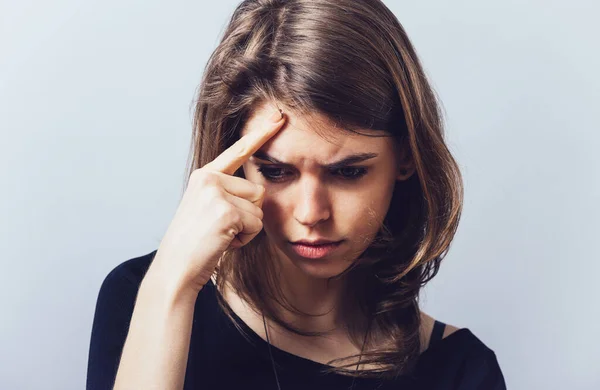 Meisje Denken Een Grijze Achtergrond — Stockfoto