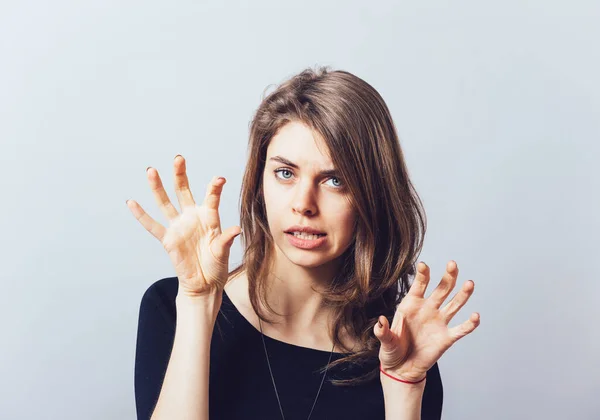 Meisje Gromt Een Grijze Achtergrond — Stockfoto