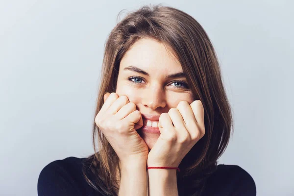 Chica Feliz Sobre Fondo Gris —  Fotos de Stock