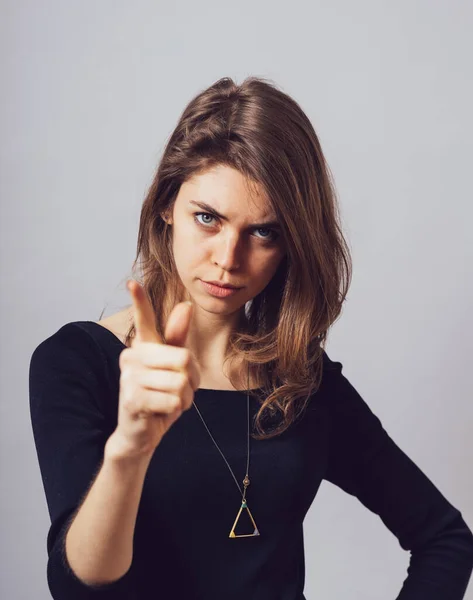 Menina Mostra Dedo Indicador Para Cima — Fotografia de Stock