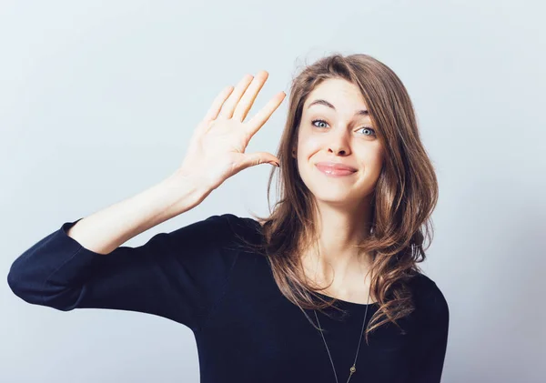 Meisje Tonen Hallo Een Grijze Achtergrond — Stockfoto