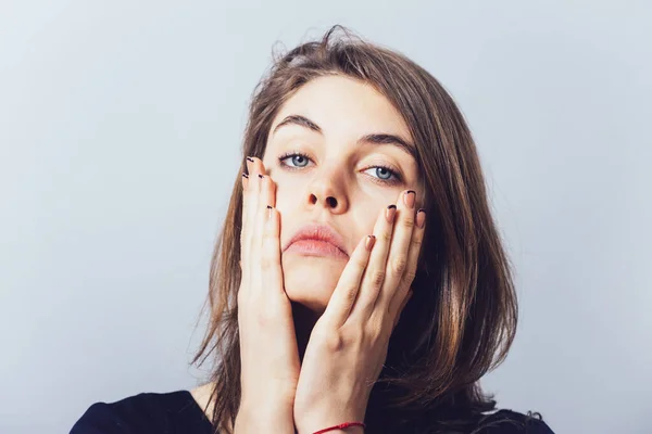 Meisje Zet Haar Handen Het Gezicht — Stockfoto