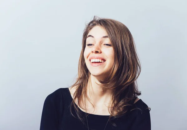 Chica Riendo Sobre Fondo Gris — Foto de Stock