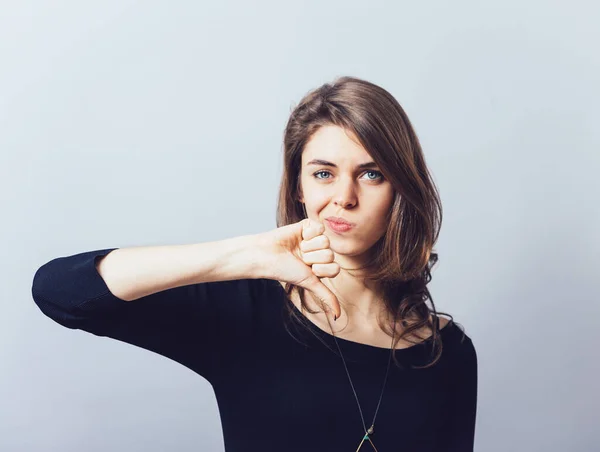 Menina Mostrando Polegares Para Baixo — Fotografia de Stock