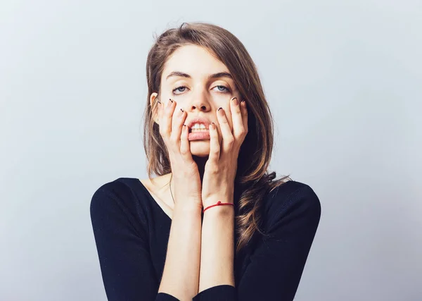 Mädchen Zieht Die Haut Gesicht — Stockfoto