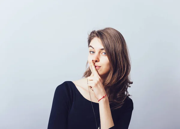 Girl Showing Quietly Gray Background — Stock Photo, Image