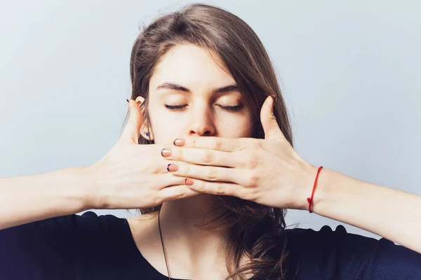 Blauäugiges Brünettes Mädchen Bedeckt Ihren Mund Mit Ihren Händen — Stockfoto