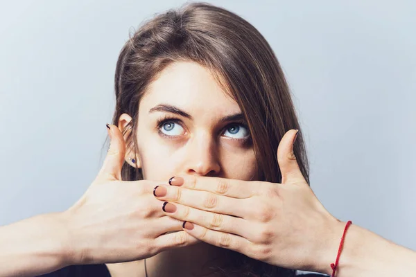 Gadis Berambut Cokelat Bermata Biru Menutupi Mulutnya Dengan Tangannya — Stok Foto