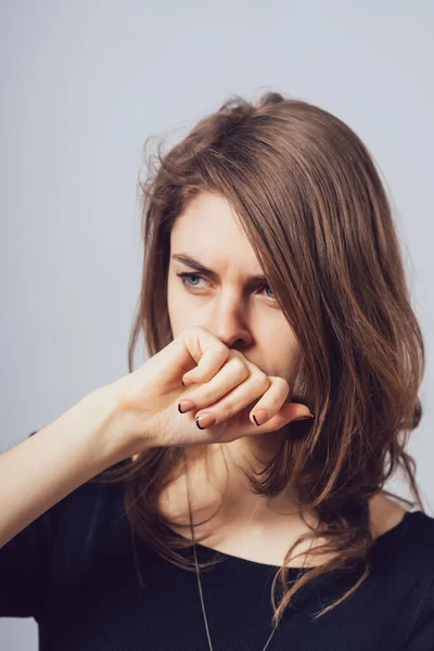 Meisje Hoest Bedekt Haar Mond Met Zijn Vuist — Stockfoto