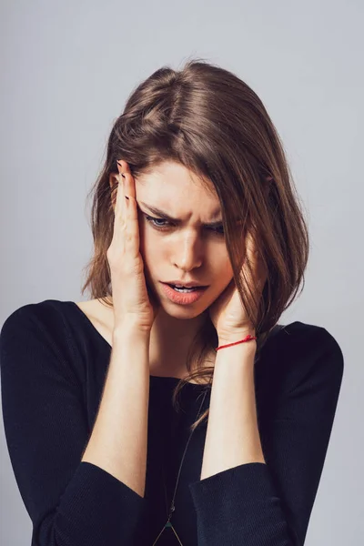 Mujer Tiene Dolor Cabeza Migraña Sobre Fondo Gris —  Fotos de Stock