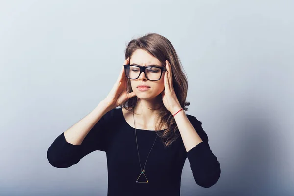 Kadının Başı Ağrıyor Migreni Var Gri Bir Arkaplanda — Stok fotoğraf