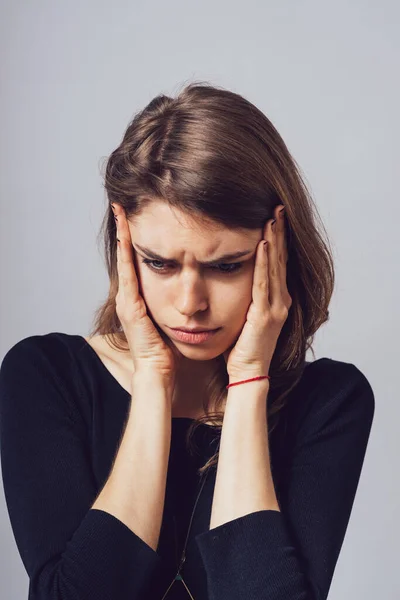 Mujer Tiene Dolor Cabeza Migraña Sobre Fondo Gris —  Fotos de Stock