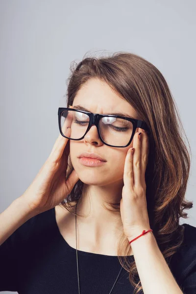 Mujer Tiene Dolor Cabeza Migraña Sobre Fondo Gris — Foto de Stock