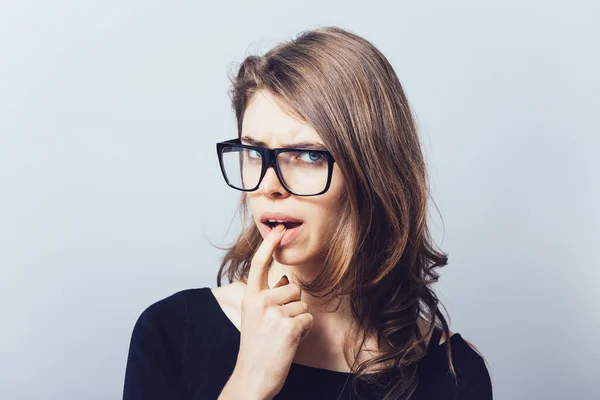 Una Mujer Con Gafas Dientes Lastimados Dedo Boca —  Fotos de Stock
