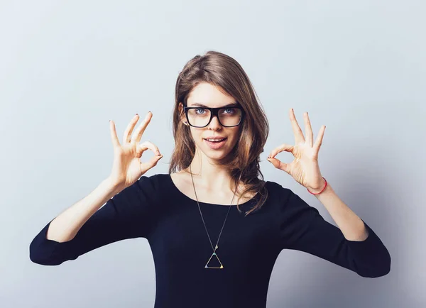 Mujer Muestra Bien Fondo Gris — Foto de Stock