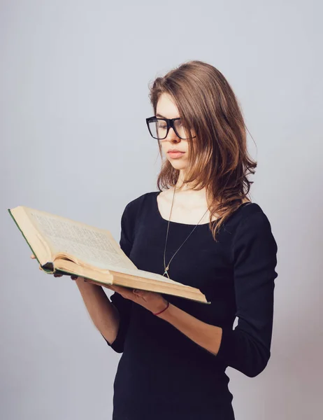 Mädchen Mit Brille Liest Ein Buch — Stockfoto
