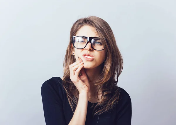 Una Mujer Con Gafas Los Dientes Lastimados — Foto de Stock