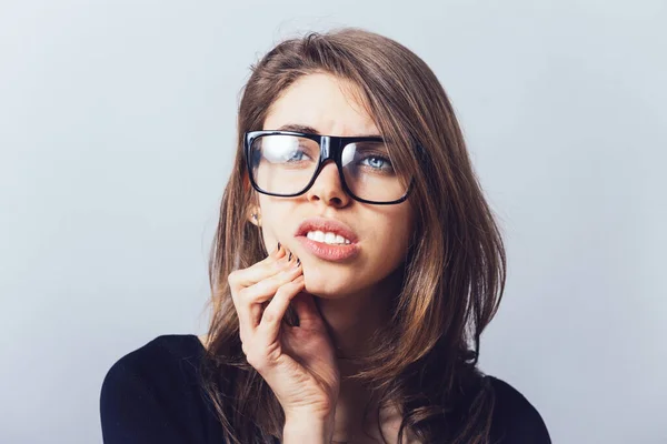 Una Mujer Con Gafas Los Dientes Lastimados — Foto de Stock