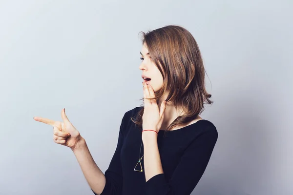 Bir Kadın Işaret Parmağı Profilini Gösterir — Stok fotoğraf