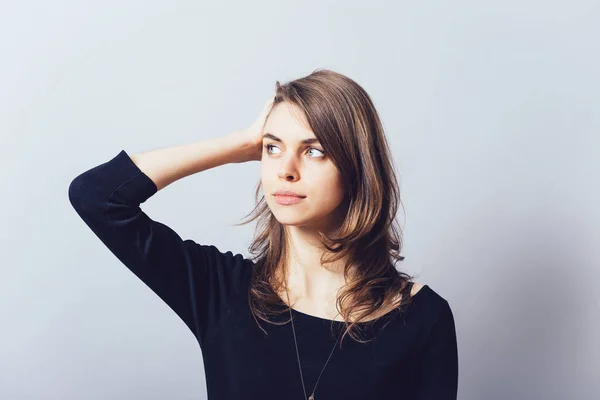 Femme Avec Main Sur Tête Redresse Les Cheveux — Photo