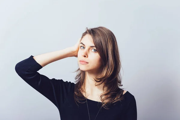 Mujer Con Mano Cabeza Endereza Cabello — Foto de Stock