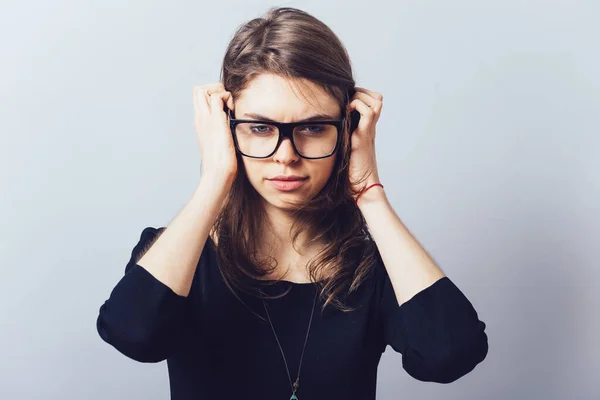 Mujer Gafas Ajusta Sus Gafas Cabello Sobre Fondo Gris —  Fotos de Stock