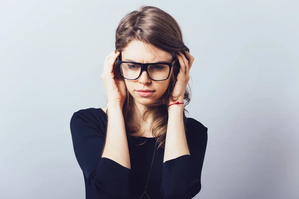 Wanita Berkacamata Sesuaikan Kacamata Atau Rambutnya Dengan Latar Belakang Abu — Stok Foto