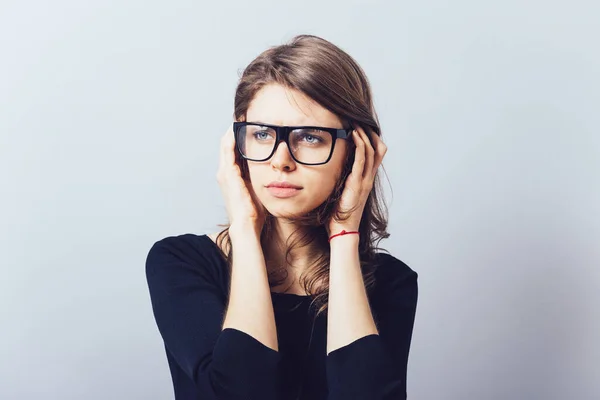 Wanita Berkacamata Sesuaikan Kacamata Atau Rambutnya Dengan Latar Belakang Abu — Stok Foto
