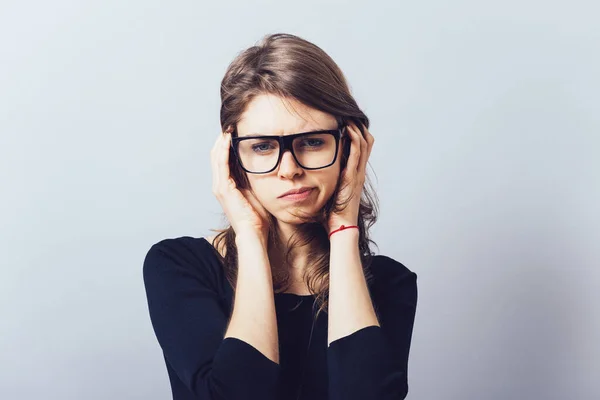 Femme Lunettes Ajuste Ses Lunettes Ses Cheveux Sur Fond Gris — Photo