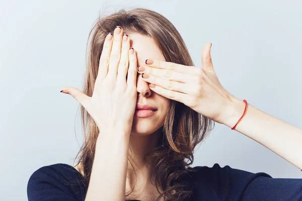 Joven Adolescente Mujer Cubriendo Sus Ojos Aislados Sobre Fondo Gris — Foto de Stock
