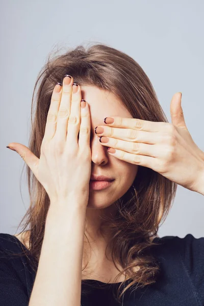 Junge Teenagerin Bedeckt Ihre Augen Isoliert Auf Grauem Hintergrund — Stockfoto