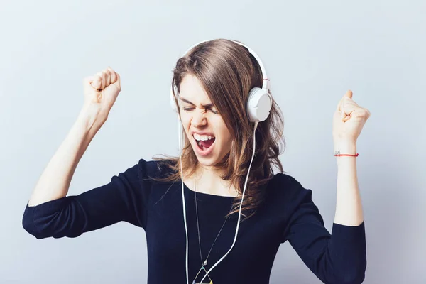 Portrait Une Jeune Femme Écoutant Musique Avec Des Écouteurs — Photo