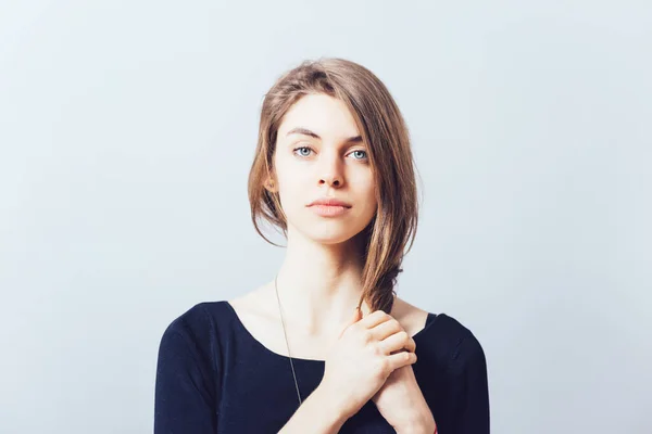 Junges Schönes Mädchen Zieht Ihr Langes Haar Der Hand — Stockfoto