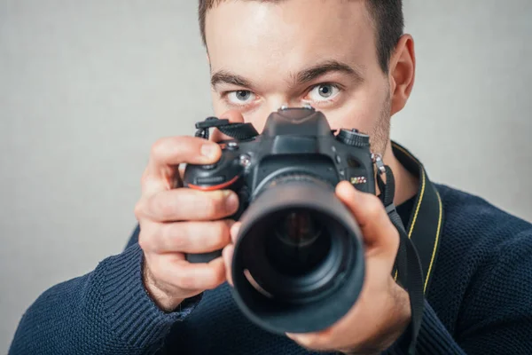 Der Mensch Fotografiert Mit Digitalkamera Auf Grauem Hintergrund — Stockfoto