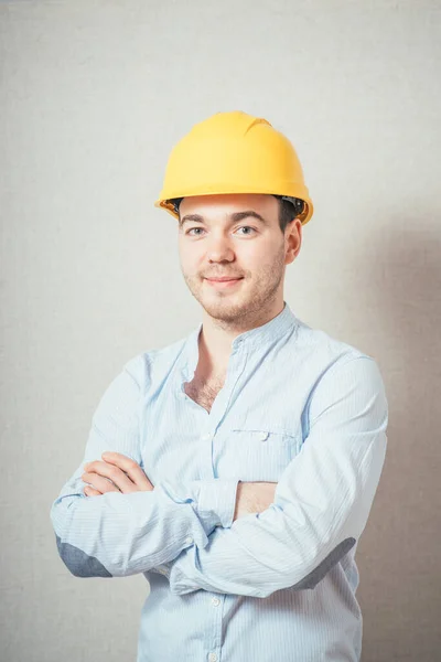 Man Met Gele Helm Vouwde Zijn Armen Zijn Borst Een — Stockfoto