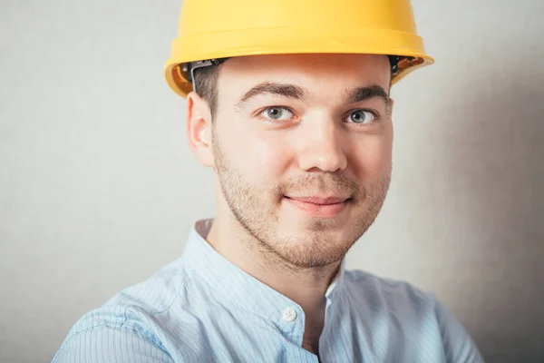 Hombre Con Casco Amarillo Dobló Los Brazos Sobre Pecho Sobre — Foto de Stock