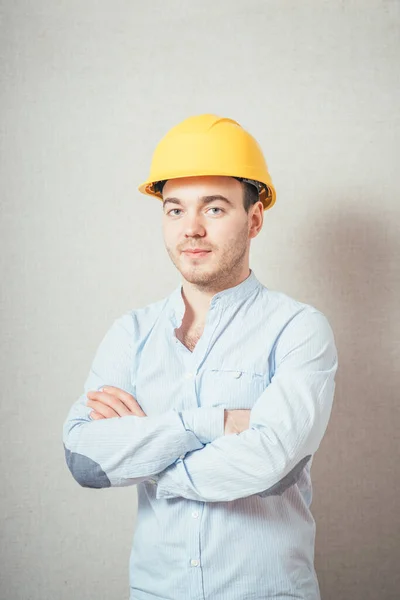 Man Met Gele Helm Vouwde Zijn Armen Zijn Borst Een — Stockfoto