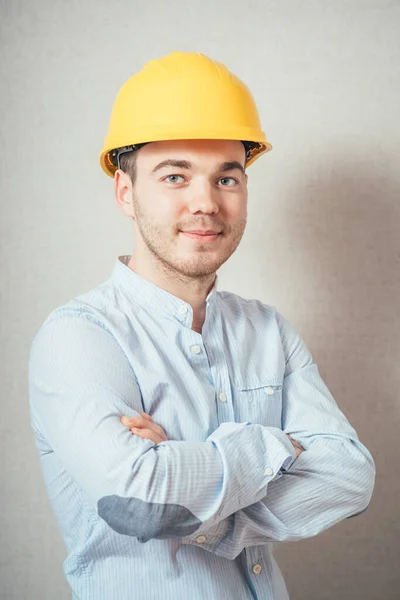 Homme Casque Jaune Plié Les Bras Sur Poitrine Sur Fond — Photo