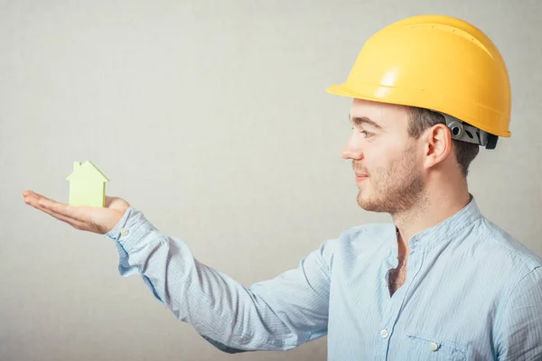 Jovem Com Capacete Segurando Uma Casa Feita Papel — Fotografia de Stock