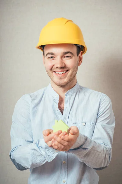 Jovem Com Capacete Segurando Uma Casa Feita Papel — Fotografia de Stock