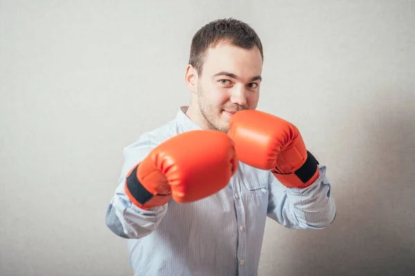 Επιχειρηματίας Έτοιμος Πολεμήσει Γάντια Πυγμαχίας Πάνω Από Γκρι Φόντο Κοιτάζοντας — Φωτογραφία Αρχείου