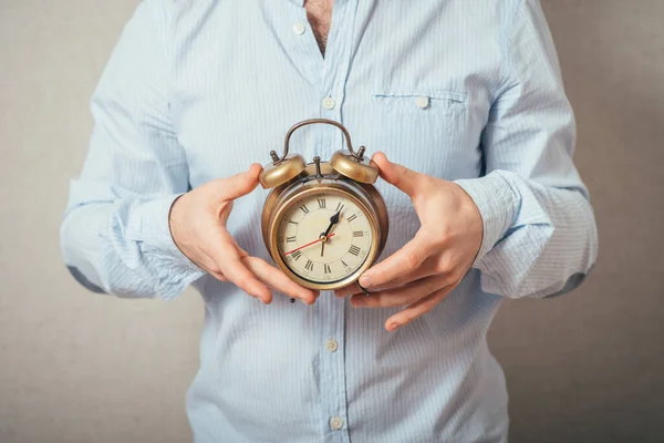 Man Met Een Wekker Handen — Stockfoto