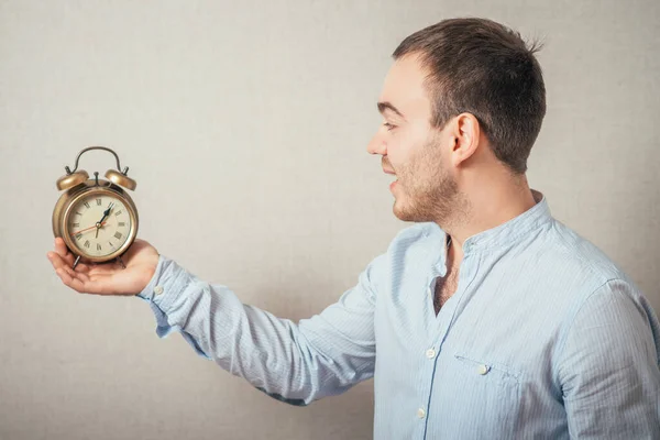 Hombre Sosteniendo Despertador Las Manos — Foto de Stock