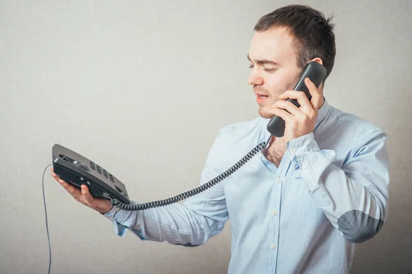 Mann Hält Telefonschlauch Und Lächelt — Stockfoto