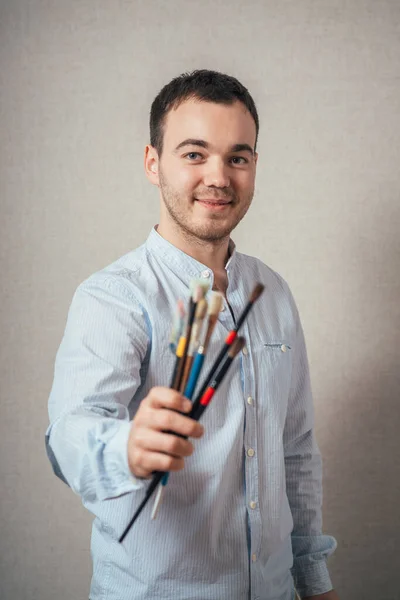 Resim Yapmak Için Fırçaları Olan Genç Bir Erkek Sanatçının Portresi — Stok fotoğraf