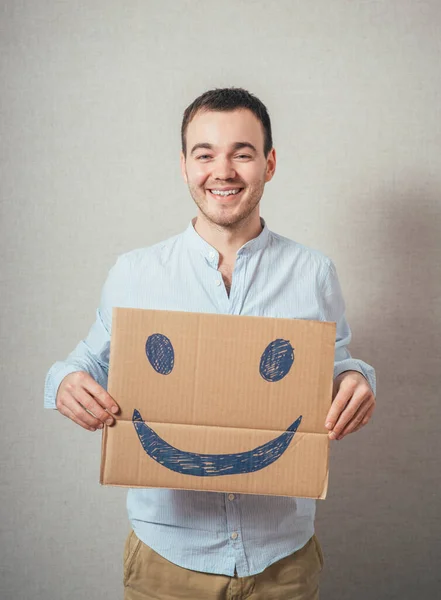 Hombre Sosteniendo Una Foto Con Una Sonrisa Alegre —  Fotos de Stock